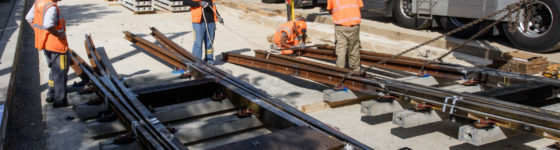 Chantier Colas Rail pour la ligne de TramwayT1 à la station Les Courtilles, avenue de La Redoute à Asnières. Photo © Cyril Badet pour le CG92 via l'agence SENNSE.