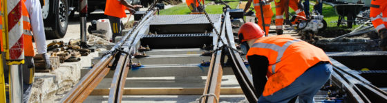 Chantier Colas Rail pour la ligne de TramwayT1 à la station Les Courtilles, avenue de La Redoute à Asnières. Photo © Cyril Badet pour le CG92 via l'agence SENNSE.